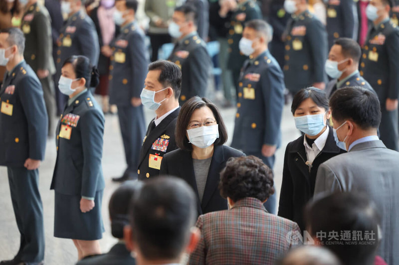 國防部26日上午舉行「111年下半年陸海空軍晉任將官勗勉典禮」，總統蔡英文（前中）向晉任將官眷屬致意。中央社記者王飛華攝  111年12月26日