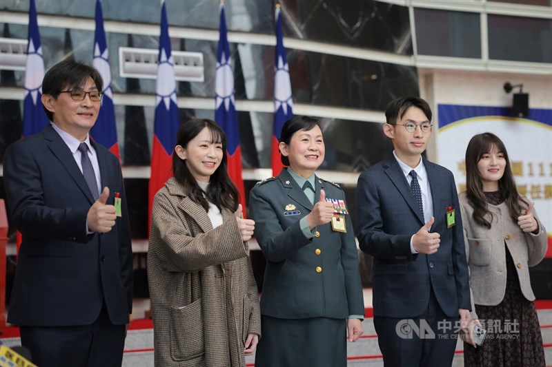 國防部26日舉行「111年下半年陸海空軍晉任將官勗勉典禮」，陸軍司令部政戰主任陳育琳（中）成為國軍首位女性中將。陳育琳於典禮後與家人合影。中央社記者王飛華攝 111年12月26日