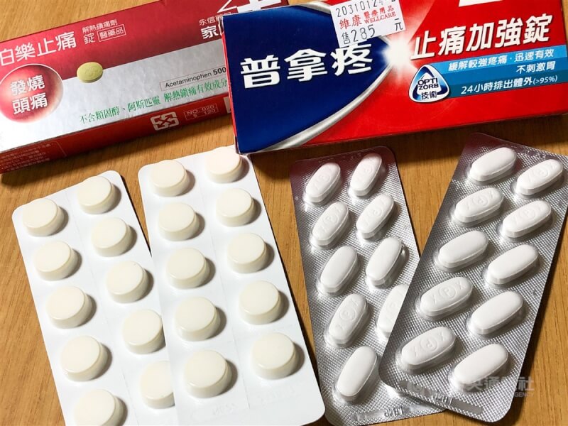 中國COVID-19疫情引發藥荒，台灣普拿疼退燒藥缺貨，食藥署提醒業者增備源。圖為市售普拿疼止痛加強錠等止痛退燒藥品。（中央社檔案照片）