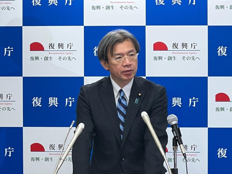 NHK 26日報導，首相岸田文雄在支持率低迷之際，將撤換陷入醜聞的復興大臣秋葉賢也（圖），這是岸田今年8月組建當前內閣以來第4度撤換大臣。（圖取自facebook.com/akibakenya）