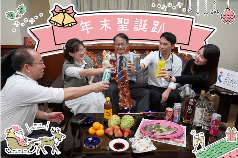 日本駐台代表泉裕泰（中）25日邀職員舉行耶誕派對，以大啖在地美食營造過節氣氛。（圖取自facebook.com/JapanTaiwanExchangeAssociation）