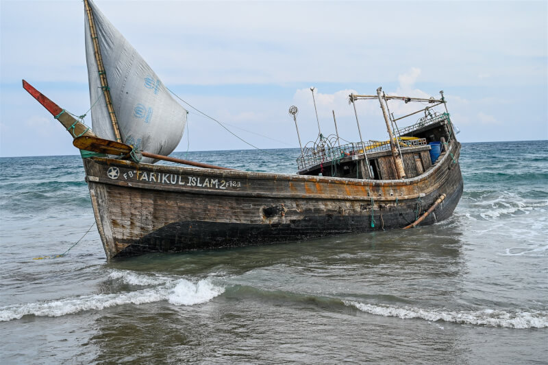 印尼警方表示，一艘載有57名洛興雅難民的船隻故障，在海上漂流一個月後停靠印尼西岸。（法新社）