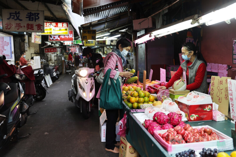 國內26日新增1萬4162例COVID-19本土病例，圖為民眾到台北城中市場採買，全程皆戴好口罩。（中央社檔案照片）