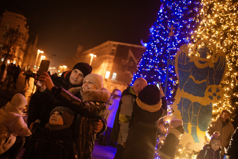 圖為去年耶誕夜烏克蘭首都基輔民眾在耶誕樹前合影。（安納杜魯新聞社）