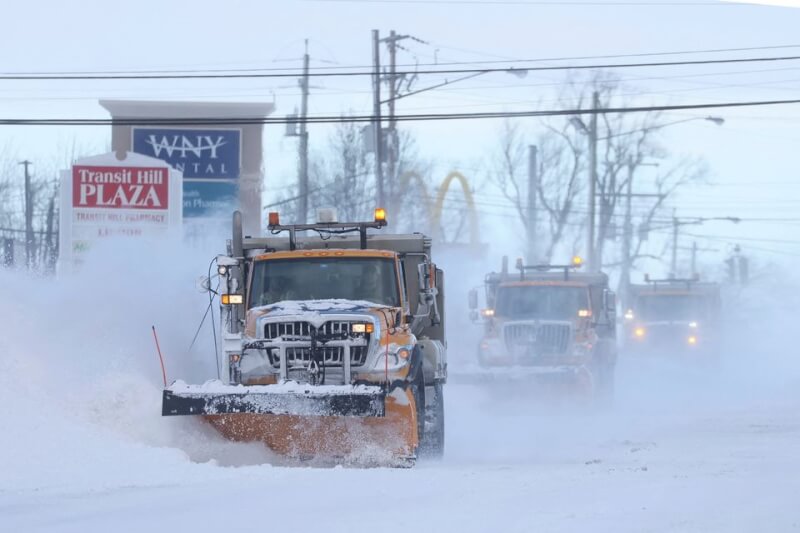 冬季風暴席捲美國各地，已造成至少34人死亡。圖為25日除雪機在水牛城道路上行駛。（路透社）
