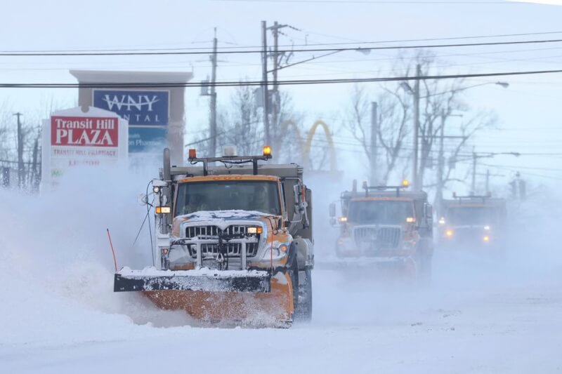 冬季風暴席捲美國各地，已造成至少34人死亡。圖為除雪機在水牛城道路上行駛。（路透社）