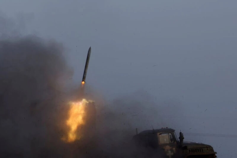 圖為25日烏克蘭BM-21火箭砲發射飛彈。（路透社）