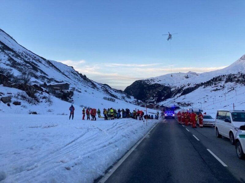 奧地利西部一處滑雪勝地25日發生雪崩，救難人員在事故發生地點附近尋找失蹤民眾。（Police Vorarlberg/Handout via 路透社）