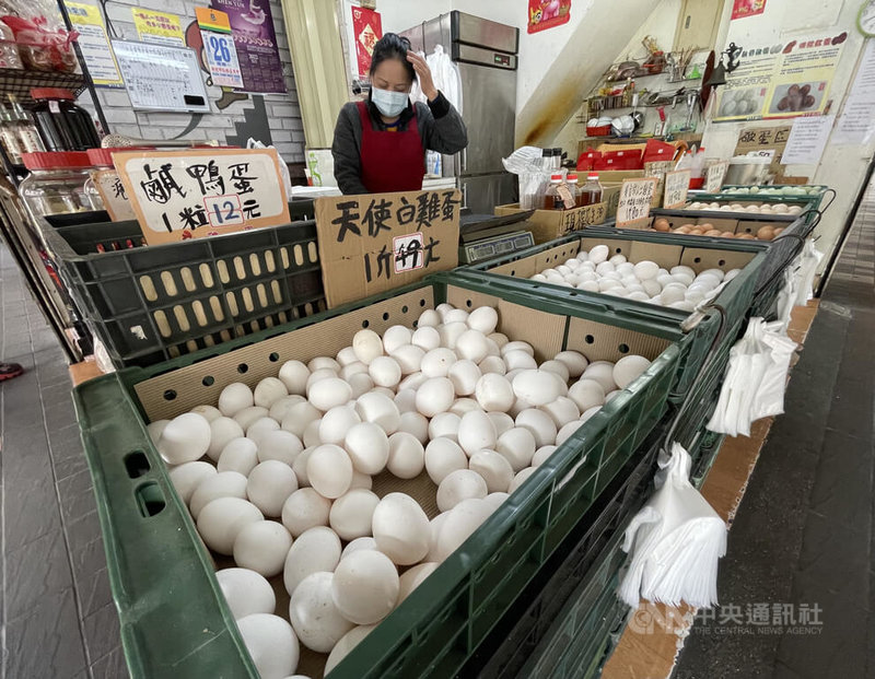 農委會26日表示，台灣雖受禽流感影響，但雞蛋供需仍維持平衡，有時候可能是業者調度時間延遲；先前已從日本進口1000多萬顆雞蛋，目前庫存還有650萬顆。圖為台北市信義區一家雜貨店販售雞蛋。中央社記者張新偉攝  111年12月26日