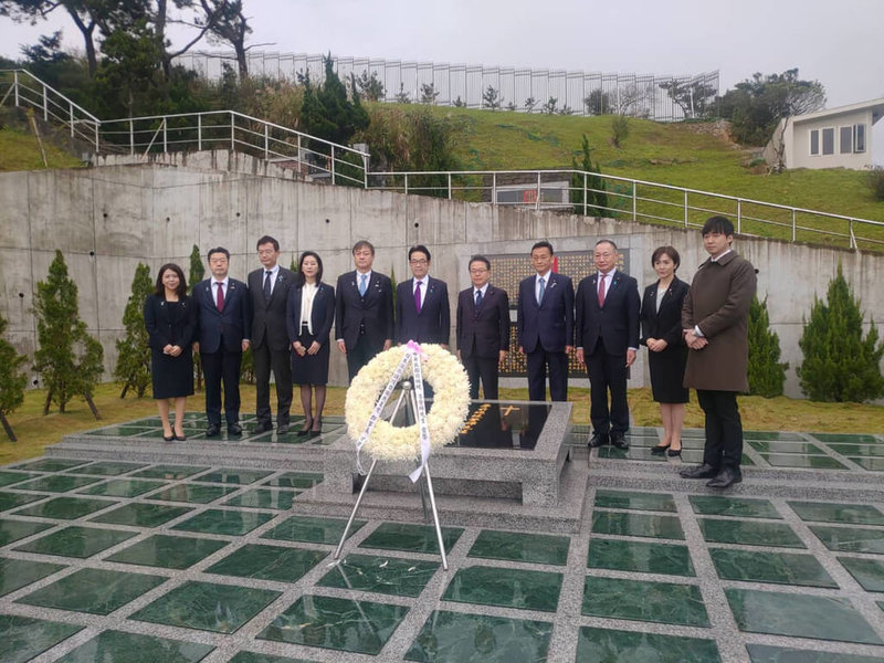 日本自民黨參議院幹事長世耕弘成與自民黨「安倍派」參議員27日赴五指山，追念前總統李登輝。（李登輝基金會提供）中央社記者葉素萍傳真  111年12月27日