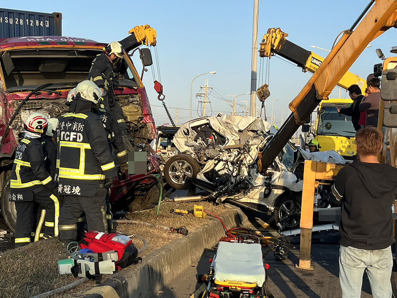 台中市清水區臨海路27日發生8輛車連環車禍，其中1輛自小客車有2人一度受困車內，脫困後其中一人命危，都緊急送醫搶救。（民眾提供）中央社記者趙麗妍傳真  111年12月27日