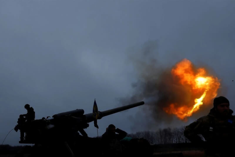 烏克蘭東部頓巴斯區等前線情勢艱難，圖為俄羅斯26日攻擊烏克蘭城鎮巴赫姆特，烏克蘭士兵發射一枚砲彈。（路透社）