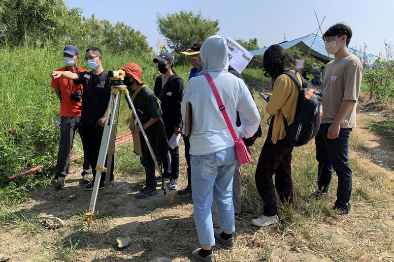 台南市文化資產管理處委託成功大學考古學研究所執行西拉雅考古計畫，除邀請西拉雅族青年參與，也辦理推廣活動，號召民眾了解考古發掘成果，更實際到探坑內參與發掘工作等。（台南市文資處提供）中央社記者楊思瑞台南傳真  111年12月27日