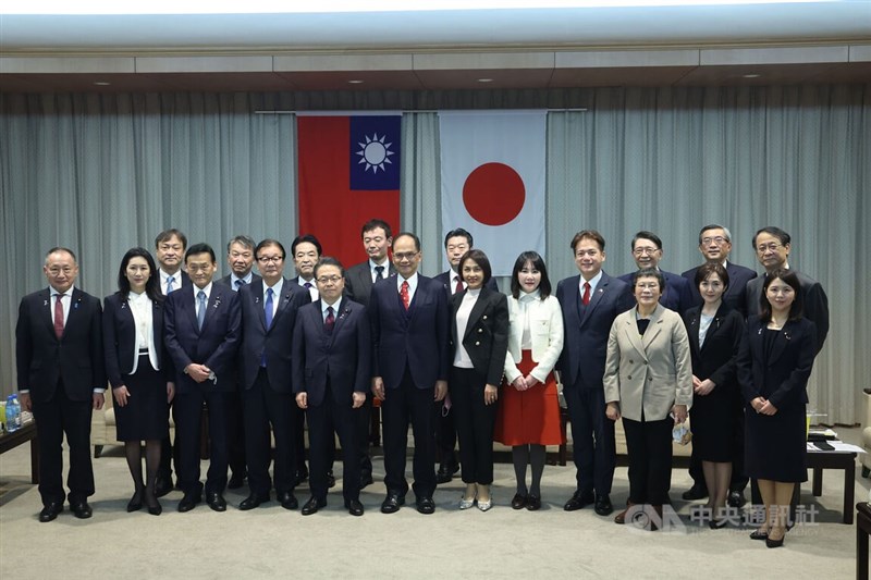 日本自民黨參議院幹事長世耕弘成（前左5）訪團27日拜會立法院，院長游錫堃（前左6）親自接待，並與訪團成員等人合影留念。中央社記者吳家昇攝 111年12月27日