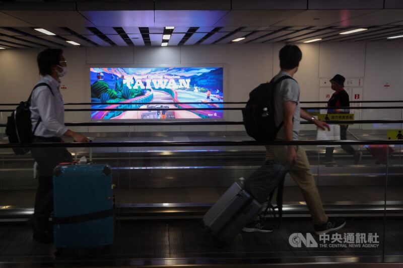 圖為桃園機場捷運站內刊登台灣旅遊廣告，吸引來往旅客注意。（中央社檔案照片）