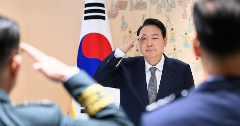 南韓總統尹錫悅27日指出，軍方過去數年訓練「非常不足」，要求更高強度訓練，並指示盡快組建偵查北韓軍事設施的無人機部隊。（圖取自facebook.com/sukyeol.yoon）
