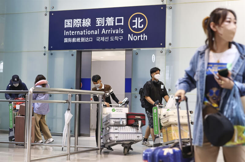 日本強化對中國入境人士的邊境管制措施，12月30日起在入境時實施病毒篩檢，陽性須接受原則上7天隔離。圖為10月關西機場入境旅客。（共同社）