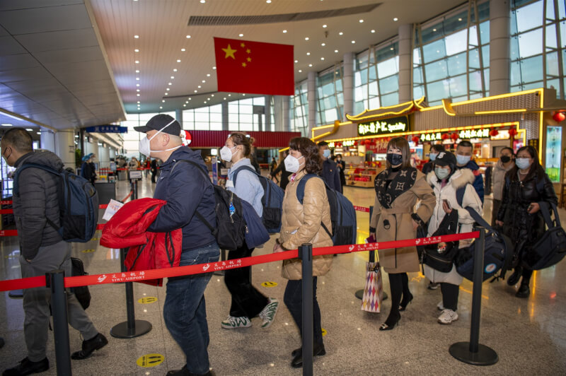 中國宣布明年COVID-19降級且取消入境集中隔離，出國旅遊相關搜尋立刻暴增。圖為18日浙江義烏機場旅客出境。（中新社）