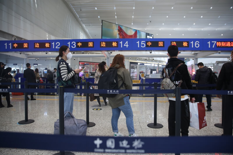 中國宣布2023年1月8日起，COVID-19從「乙類甲管」調整為「乙類乙管」，依據相關法規，取消入境中國後全員核酸檢測和集中隔離等措施。圖為廣州白雲國際機場出入境旅客。（中新社）