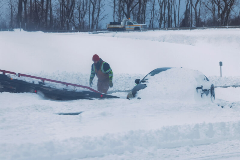冬季風暴侵襲美國，紐約州一輛大型拖車26日幾乎被雪掩埋。（圖取自twitter.com/GovKathyHochul）