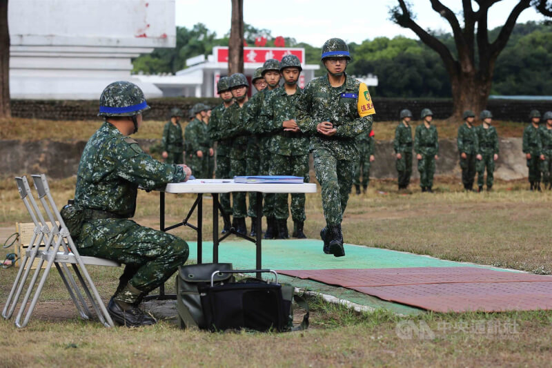 圖為義務役新兵訓練執行投擲手榴彈鑑測。（中央社檔案照片）