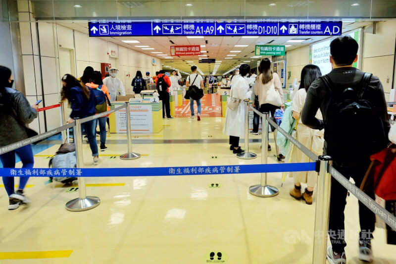 指揮中心發言人莊人祥表示，台灣針對中國入境者管制不變，採取機場發放快篩，陽性則隔離5+N天。圖為桃園機場入境旅客。（中央社檔案照片）