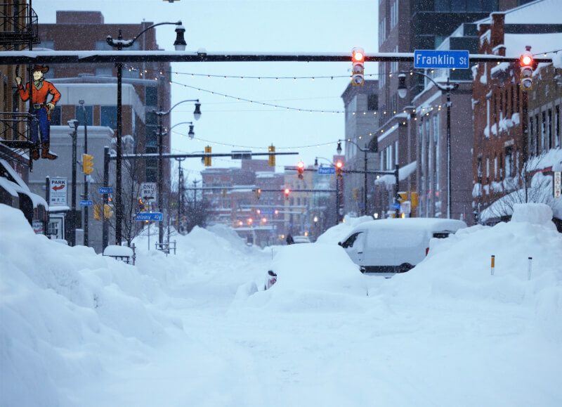 冬季風暴席捲美國，紐約州水牛城市區道路26日被大雪覆蓋，難以通行。（圖取自twitter.com/GovKathyHochul）