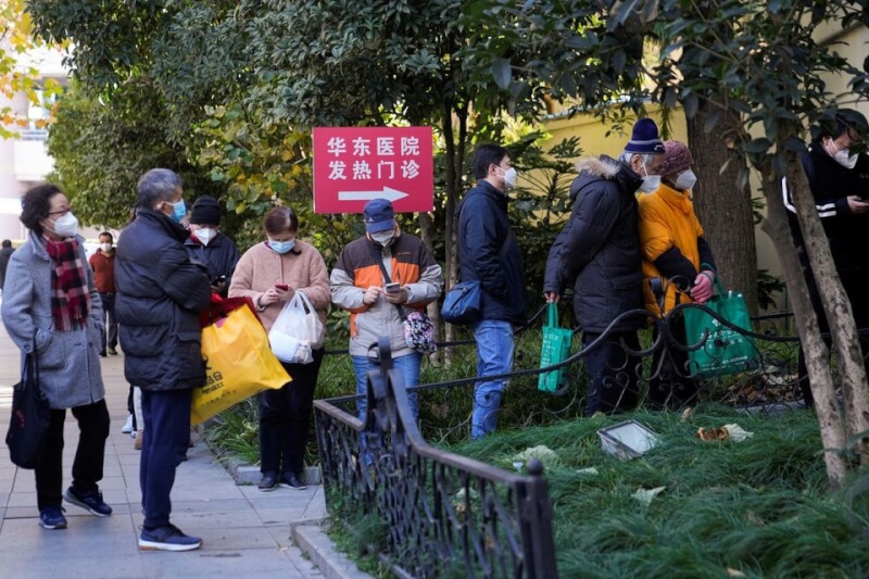 圖為去年12月上海華東醫院發燒門診外排隊人龍。（路透社）