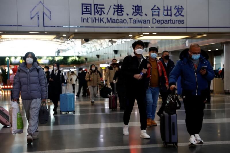中國確診病例攀升，美國疾病管制暨預防中心（CDC）告訴路透社，正考慮抽樣檢查國際航班飛機的廢水，以追蹤是否有新變異株出現。圖為27日北京首都機場旅客。（路透社）