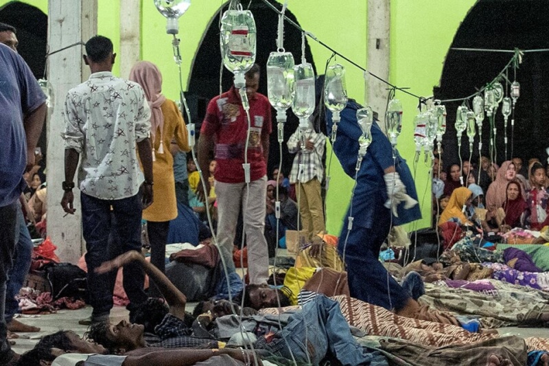 圖為26日洛興雅難民在印尼一處臨時避難所接受治療。（Antara Foto/Joni Saputra/via 路透社）