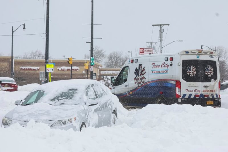 美國紐約州水牛城許多車輛26日被大雪覆蓋，棄置在路邊。（路透社）