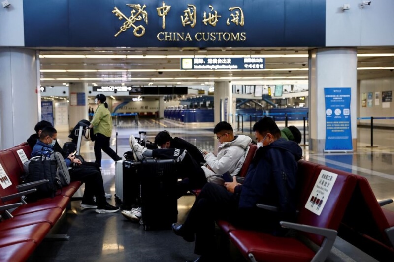 圖為北京首都機場旅客。（路透社）
