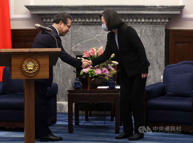 總統蔡英文（右）28日在總統府接見日本參議員世耕弘成（左）訪團，兩人握手致意。中央社記者鄭傑文攝  111年12月28日