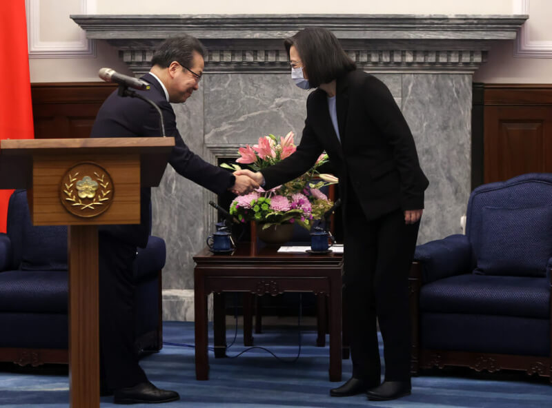 總統蔡英文(右)去年12月28日在總統府接見日本參議員世耕弘成(左)訪團,兩人握手致意。中央社記者鄭傑文攝 111年12月28日