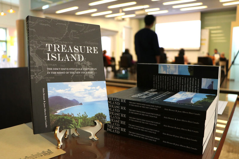 成功大學玉山學者阿蘭．布洛薩（Alain Brossat）及中研院博士後研究員李黃睿（Juan Alberto Ruiz Casado）28日在成大圖書館舉辦英文版新書Treasure Island發表會，布洛薩表示，Treasure Island書名取自蘇格蘭小說「金銀島」，符合主流媒體及觀光客對台灣的形容，但這其實是「刻意的反諷」。（成功大學提供）中央社記者張榮祥台南傳真  111年12月28日