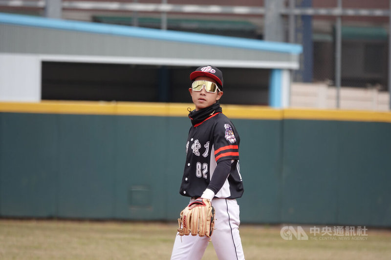 今年U18世界盃國手鄭俊瑋目前效力台灣電力棒球隊，2022爆米花棒球聯盟是他參與的首個業餘成棒賽事，自評此次比賽表現起伏太大。中央社記者謝靜雯攝  111年12月28日