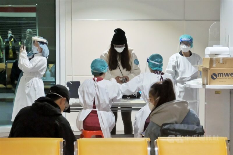 圖為旅客1月在桃園機場進行落地公費採檢作業。（中央社檔案照片）