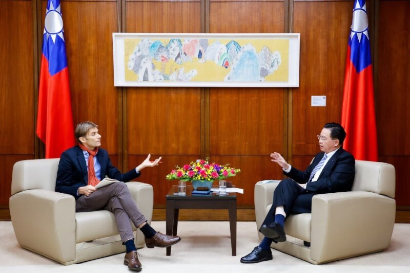 外交部長吳釗燮（右）接受法國「費加洛報」專訪指出，若戰爭不幸爆發，台灣一定會抵抗侵略。（圖取自外交部網頁mofa.gov.tw）