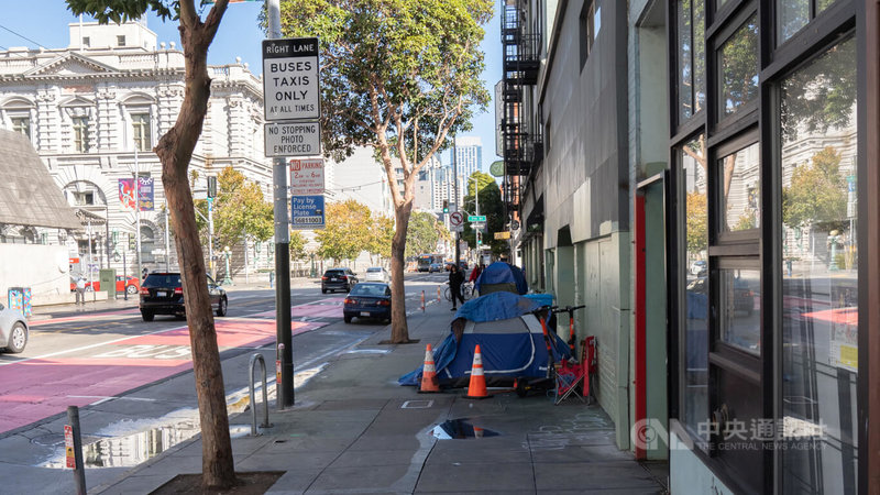 舊金山市區處處可見遊民搭建帳篷，也有人因用藥過量而致死的案例發生在街頭。中央社記者張欣瑜舊金山攝  111年12月28日
