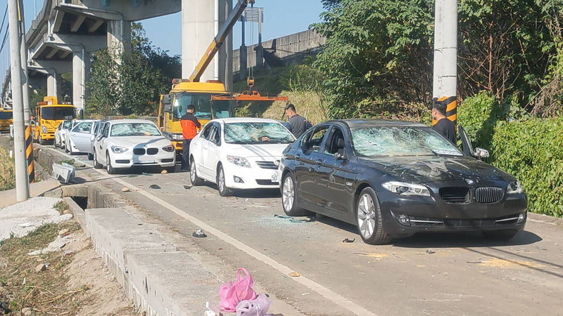 苗栗銅鑼一處產業道路28日發生聚眾鬥毆事件，有8輛汽車遭砸毀、4人受傷，警方持續偵辦以釐清案情。（民眾提供）中央社記者管瑞平傳真  111年12月28日