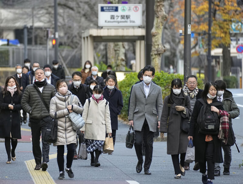 日本疫情延燒，27日單日新增確診病例逾20萬例。圖為28日東京街頭民眾。（共同社）