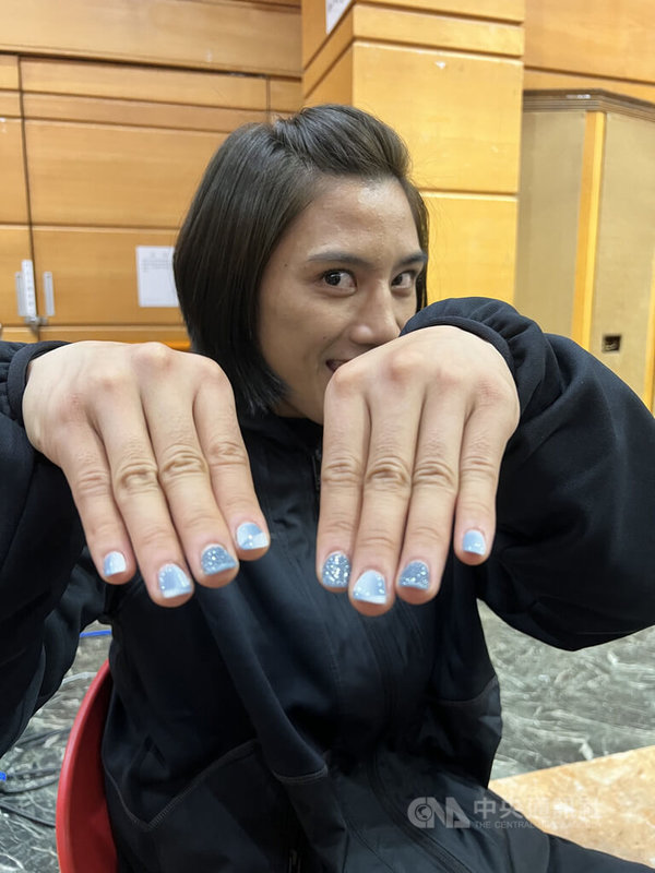 「拳擊女王」陳念琴28日在台北受訪表示，從2023年開始，她的指甲將會擦上金、銀、白3色，期許每次出賽都是坐二望一，當然也包括杭州亞運，盼提前搶下巴黎奧運門票。中央社記者龍柏安攝  111年12月28日