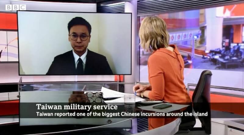 民進黨副秘書長林飛帆27日深夜接受BBC訪問，向國際社會表達民進黨對於中國軍演及台灣國防改革的看法。（圖取自facebook.com/linfeifan.tw）