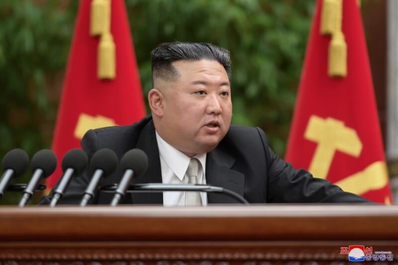 北韓領導人金正恩28日在會議中暗示，新的一年將繼續進行密集的武器測試。（圖取自北韓中央通信社網頁kcna.kp）