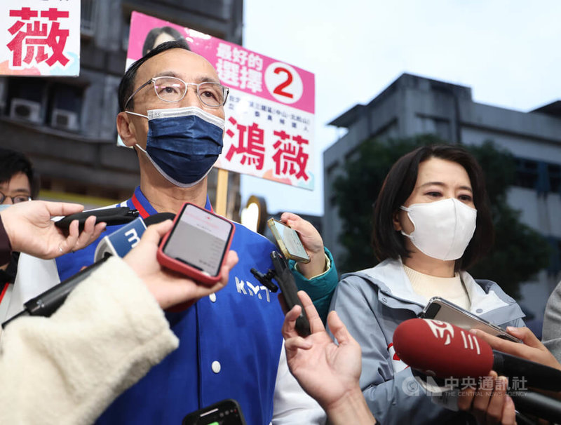 國民黨主席朱立倫（前左）29日陪同黨籍台北市第3選區立委補選參選人王鴻薇（前右）赴晴光市場掃街拜票，活動前接受媒體聯訪回應時事。中央社記者趙世勳攝  111年12月29日