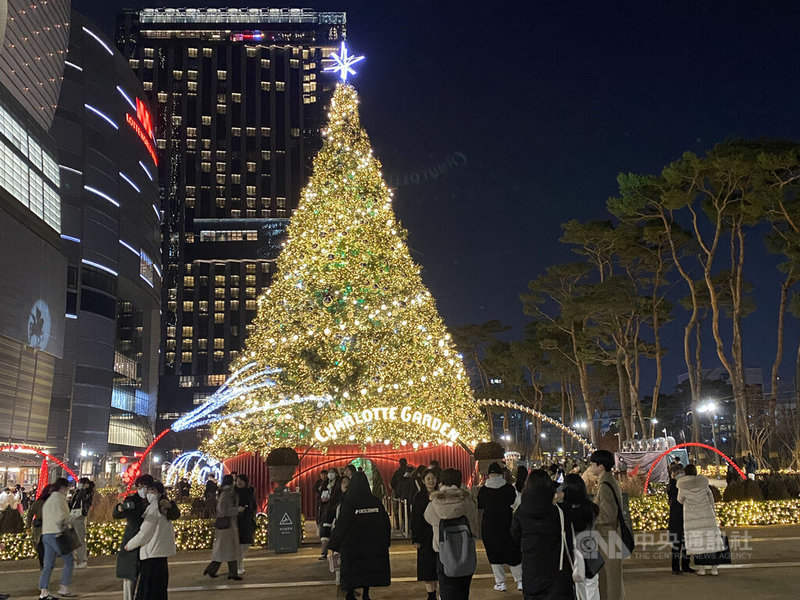 首爾市政府在耶誕節前盤點人潮聚集熱點維安，確保耶誕節及跨年慶祝人潮安全。圖為蠶室樂天塔周邊人潮。中央社記者廖禹揚首爾攝  111年12月29日