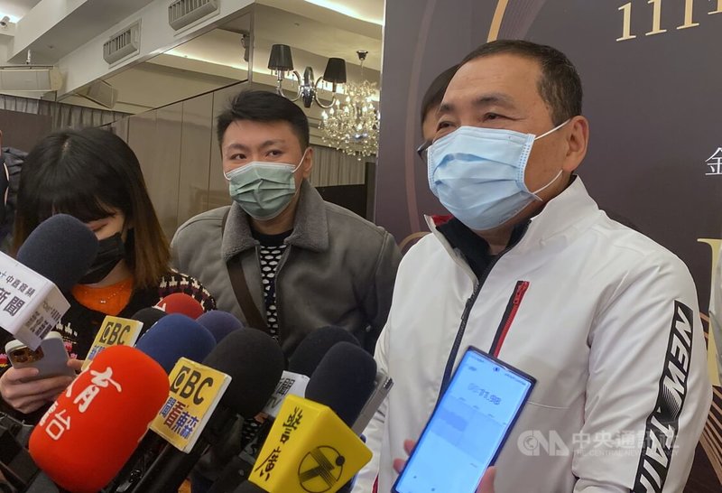 新北市長侯友宜（前右）29日接受聯訪時表示，雙北洽談捷運環狀線營運權移轉過程非常順利，按照契約精神分階段做好銜接，讓營運不中斷，讓雙北搭乘捷運的乘客權益不受損。中央社記者黃旭昇新北攝  111年12月29日