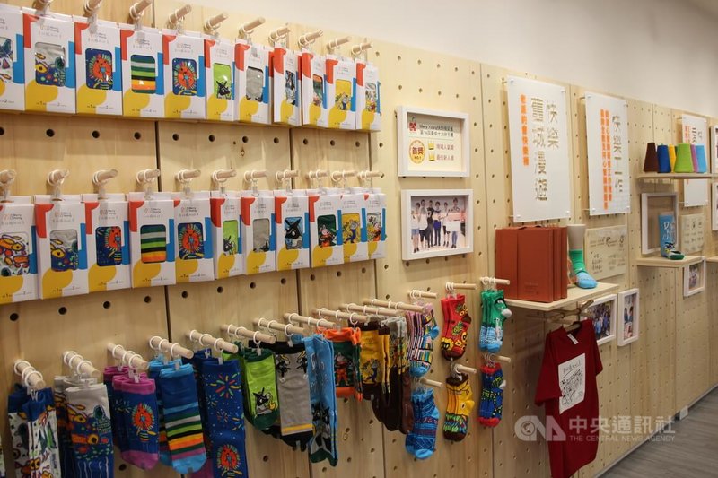 瑪利亞基金會2年前在募資平台上啟動「瑪利Youngの快樂襪子店計畫」籌措開店經費，經過基金會規劃後，襪子店29日在台中市西區開幕。中央社記者蘇木春攝  111年12月29日