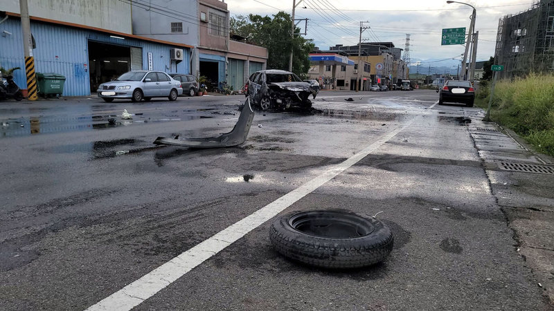 苗栗縣台13線頭份路段29日發生連環車禍，27歲黎姓男子駕駛自小客車疑車速過快過彎不慎失控，波及其他3部車輛後起火燃燒，黎男當場被拋出車外送醫救治。（民眾提供）中央社記者管瑞平傳真  111年12月29日