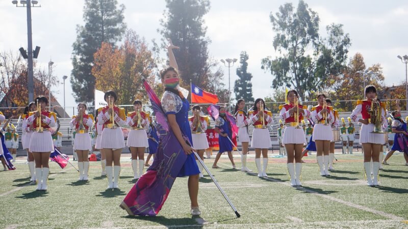 北一女樂儀旗隊赴美國參加2023年玫瑰花車遊行，28日在洛杉磯近郊的一所高中運動場首次排練。中央社記者林宏翰洛杉磯攝 111年12月29日